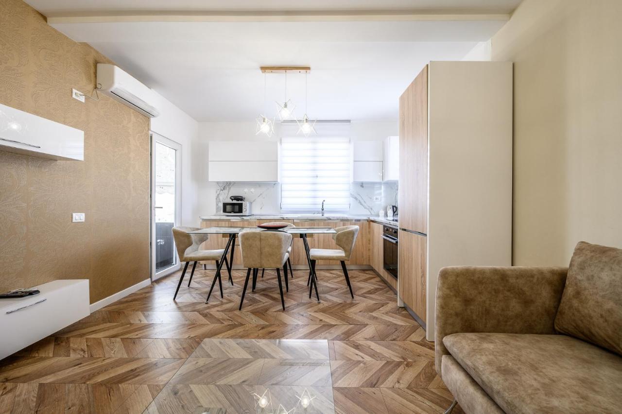 Miku Apartments-Luxury City View At Wilson Square Tirana Bagian luar foto